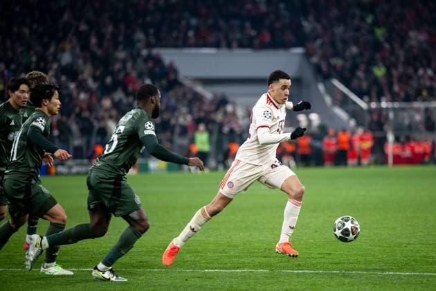 Jamal Musiala (FC Bayern Muenchen, 42) im Zweikampf mit Jeffrey Schlupp (Celtic Glasgow, 15), GER, FC Bayern Muenchen vs Celtic Football Club Glasgow, Fussball, UEFA Champions League, Playoff Rueckspiel, Spielzeit 2024 2025, 18.02.2025 GER, FC Bayern Muenchen vs Celtic Football Club Glasgow, Fussball, UEFA Champions League, Playoff Rueckspiel, Spielzeit 2024 2025, 18.02.2025 Muenchen Copyright: xEibner-Pressefoto Memmlerx EP_MMR