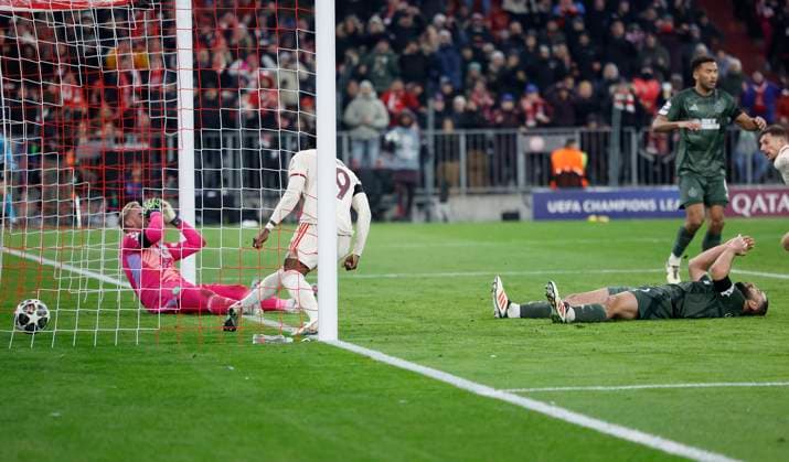 Im Bild: Alphonso Davies (FC Bayern Muenchen, 19), Goal scored, erzielt das Tor zum 1:1 celebrate the goal, 18.02.2025, Fussball, UEFA Champions League, Playoffs, FC Bayern Muenchen - Celtic Glasgow, GER, Muenchen, Allianz Arena, DFL REGULATIONS PROHIBIT ANY USE OF PHOTOGRAPHS AS IMAGE SEQUENCES AND OR QUASI-VIDEO. Copyright: HMBxMedia xHeikoxBecker
