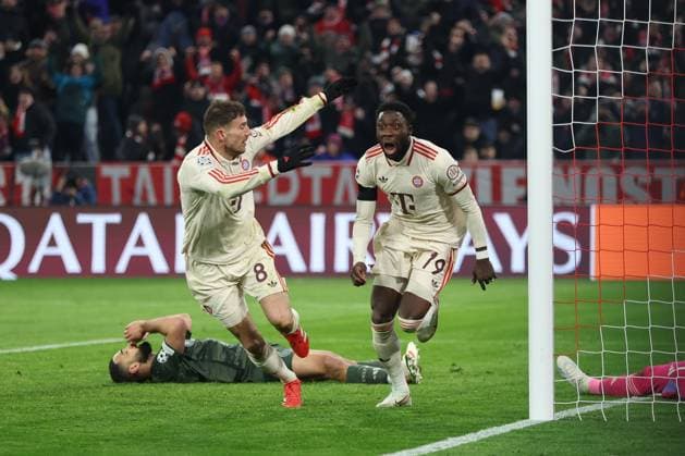 Torjubel von Leon Goretzka 8 (FC Bayern Muenchen), Alphonso Davies 19 (FC Bayern Muenchen) zum Ausgleich 1:1, FC Bayern Muenchen vs. Celtic Glasgow, Fussball, Champions League, Play offs, Rueckspiel, 18.02.2025 Muenchen Bayern Deutschland