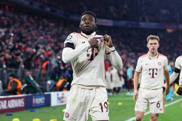 Torjubel von Alphonso Davies 19 (FC Bayern Muenchen) zum Ausgleich 1:1, FC Bayern Muenchen vs. Celtic Glasgow, Fussball, Champions League, Play offs, Rueckspiel, 18.02.2025 Muenchen Bayern Deutschland