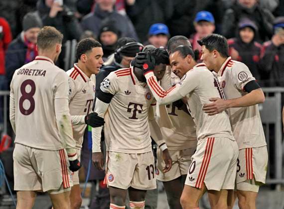 18.02.2025, Fussball UEFA Championsleague 2024 2025: Play-off Rückspiel, FC Bayern München - Celtic Glasgow, in der Allianz-Arena München. Torjubel nach dem 1:1 v.l. Leon Goretzka (FC Bayern München), Jamal Musiala (FC Bayern München), Alphonso Davies (FC Bayern München), Leroy Sane (Bayern München), Minjae Kim (Bayern München)
