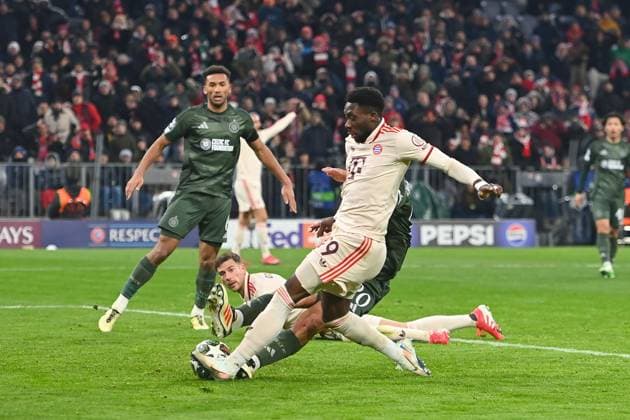 Tor Alphonso DAVIES (Bayern Muenchen) zum 1-1, Aktion,Torschuss,Strafraumszene. Fussball Champions League K.O. Phase Play offs FC Bayern Muenchen - Celtic FC Glasgow 1-1 am 18.02.2025 , A L L I A N Z A R E N A.