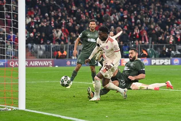 Tor Alphonso DAVIES (Bayern Muenchen) zum 1-1, Aktion,Torschuss,Strafraumszene. Fussball Champions League K.O. Phase Play offs FC Bayern Muenchen - Celtic FC Glasgow 1-1 am 18.02.2025 , A L L I A N Z A R E N A.