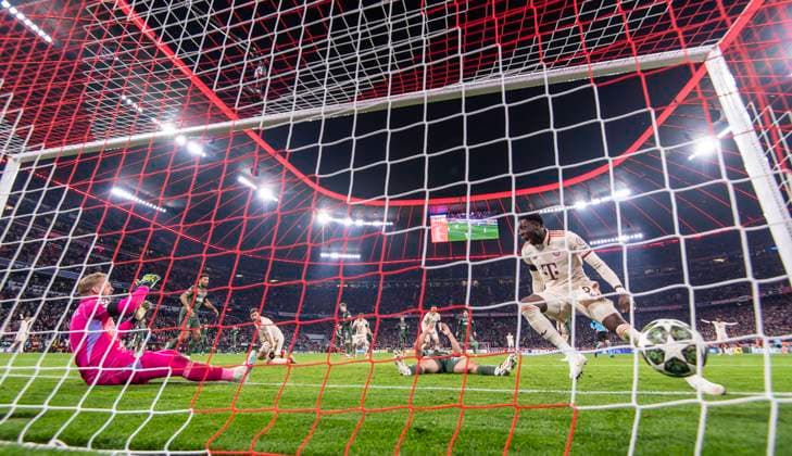 RECORD DATE NOT STATED 18.02.2025, Fussball UEFA Championsleague 2024 2025: Play-off Rückspiel, FC Bayern München - Celtic Glasgow, in der Allianz-Arena München. Das Entscheidende Tor zum 1:1 Ausgleich von Alphonso Davies (re, FC Bayern München) in der Nachspielzeit, li: Torwart Kasper Schmeichel (li, Celtic Glasgow) und Cameron Carter-Vickers (Celtic Glasgow) am Boden.