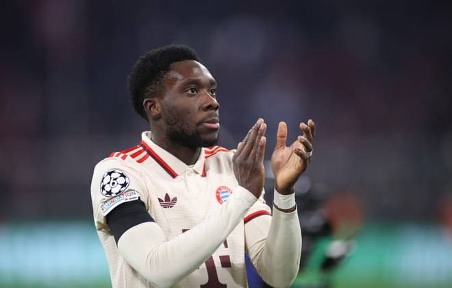 Fussball, Herren, Champions League, Saison 2024 2025, FC Bayern München - Celtic Glasgow, Allianz Arena, Play-off Rückspiel Alphonso Davies (FC Bayern München), Applaus, klatschen nach dem Spiel