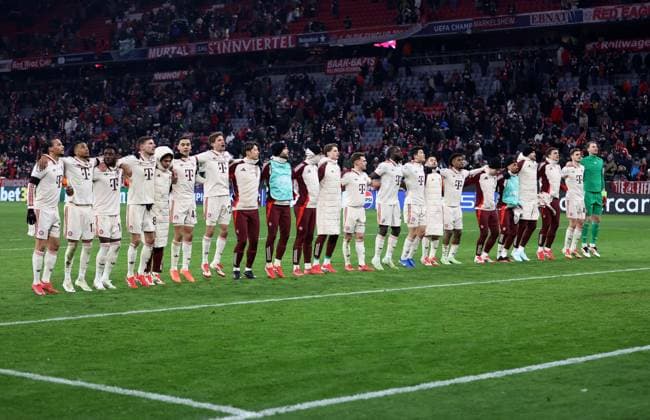 Fussball, Herren, Champions League, Saison 2024 2025, FC Bayern München - Celtic Glasgow, Allianz Arena, Play-off Rückspiel Die Mannschaft des FC Bayern München nach dem Schlusspfiff beim Feiern vor der Südkurve bei den Fans