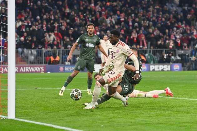 Tor Alphonso DAVIES (Bayern Muenchen) zum 1-1, Aktion,Torschuss,Strafraumszene. Fussball Champions League K.O. Phase Play offs FC Bayern Muenchen - Celtic FC Glasgow 1-1 am 18.02.2025 , A L L I A N Z A R E N A. Â