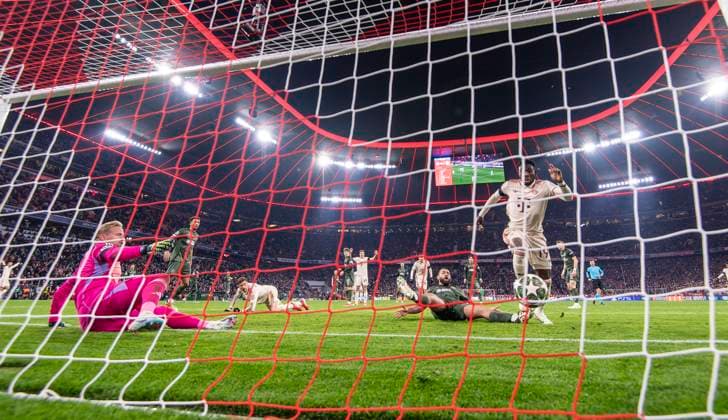 RECORD DATE NOT STATED 18.02.2025, Fussball UEFA Championsleague 2024 2025: Play-off Rückspiel, FC Bayern München - Celtic Glasgow, in der Allianz-Arena München. Das Entscheidende Tor zum 1:1 Ausgleich von Alphonso Davies (re, FC Bayern München) in der Nachspielzeit, Torwart Kasper Schmeichel (li, Celtic Glasgow) und Cameron Carter-Vickers (2.v.re, Celtic Glasgow) am Boden.