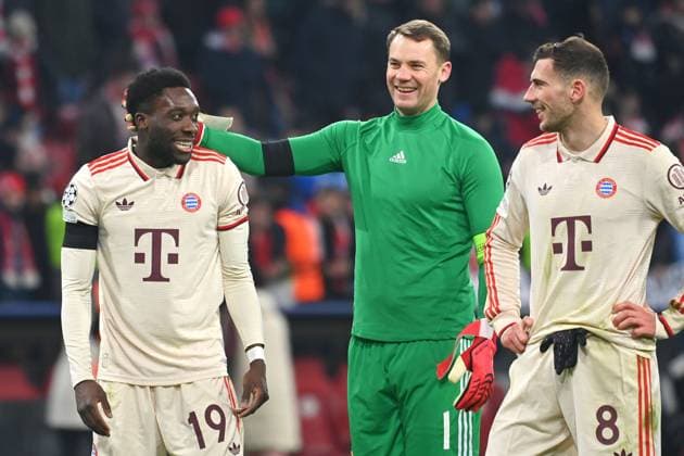 Schlussjubel v.li: Alphonso DAVIES (Bayern Muenchen),Manuel NEUER (Torwart Bayern Muenchen), Leon GORETZKA (Bayern Muenchen). Fussball Champions League K.O. Phase Play offs FC Bayern Muenchen - Celtic FC Glasgow 1-1 am 18.02.2025 , A L L I A N Z A R E N A.