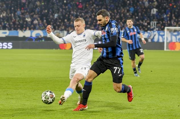 Davide Zappacosta of Atalanta BC battle for the ball with Hugo Siquet of Club Brugge during Atalanta BC vs Club Brugge, Knockout phase play-offs of Chanpions League 2024-25 2Â°leg, game at Gewiss stadium in Bergamo (BG), Italy, on February 18, 2025.  Copyright: xDavidexCasentini IPAxSportx xipa-agency.netx xx IPA_54267704 IPA_Agency_IPA54267704