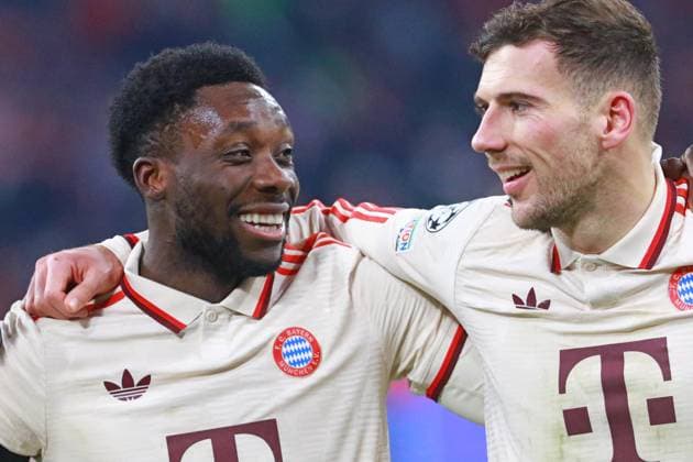 19 Alphonso Davies und 8 Leon Goretzka (FCB) jubel, jubeln, am Spielende, Schlussjubel, Fussball FC Bayern München - Celtic Glasgow UEFA Champions League 18.02.2025 Allianz Arena FOTO: Mladen Lackovic LakoPress