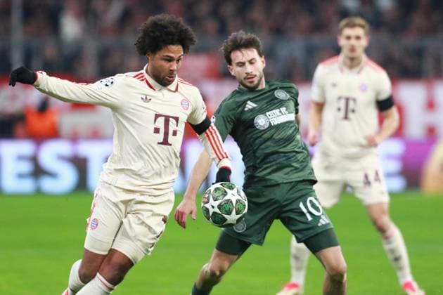 7 Serge Gnabry (FCB) gegen Nicolas Kühn (Celtic) Zweikampf Fussball FC Bayern München - Celtic Glasgow UEFA Champions League 18.02.2025 Allianz Arena FOTO: Mladen Lackovic LakoPress