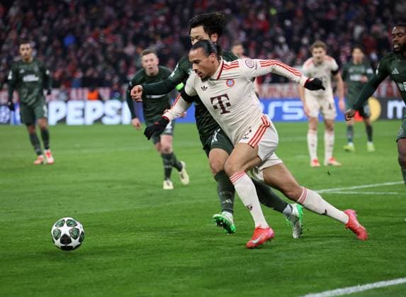 Fussball, Herren, Champions League, Saison 2024 2025, FC Bayern München - Celtic Glasgow, Allianz Arena, Play-off Rückspiel Leroy Sane (FC Bayern München) im Kampf um den Ball
