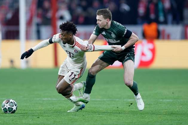 Im Bild: Kingsley Coman (FC Bayern Muenchen, 11) (l) im Zweikampf mit Alistair Johnston (Celtic Glasgow, 2), 18.02.2025, Fussball, UEFA Champions League, Playoffs, FC Bayern Muenchen - Celtic Glasgow, GER, Muenchen, Allianz Arena, DFL REGULATIONS PROHIBIT ANY USE OF PHOTOGRAPHS AS IMAGE SEQUENCES AND OR QUASI-VIDEO. Copyright: HMBxMedia xHeikoxBecker
