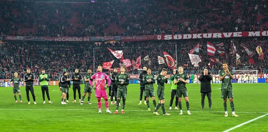 Celtic players look dejected as they applaud the Celtic fans after the final whistle. Final score Bayern Munich 1 Celtic 1 (Agg. 3-2). Bayern Munich v Celtic, UEFA Champions League, Knockout Round Play-offs, Second Leg, Football, Allianz Arena, Munich, Germany - 18 Feb 2025 Editorial use only  Copyright: xUlrichxGamel Shutterstockx 15156608bo