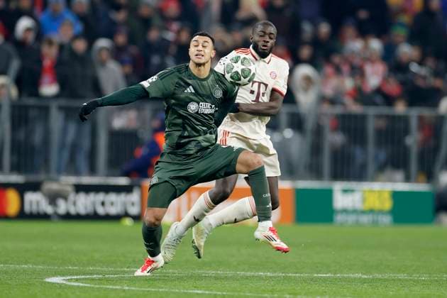 Im Bild: Zweikampf zwischen Adam Idah (Celtic Glasgow, 9) (l) und Dayot Upamecano (FC Bayern Muenchen, 2), 18.02.2025, Fussball, UEFA Champions League, Playoffs, FC Bayern Muenchen - Celtic Glasgow, GER, Muenchen, Allianz Arena, DFL REGULATIONS PROHIBIT ANY USE OF PHOTOGRAPHS AS IMAGE SEQUENCES AND OR QUASI-VIDEO. Copyright: HMBxMedia xHeikoxBecker