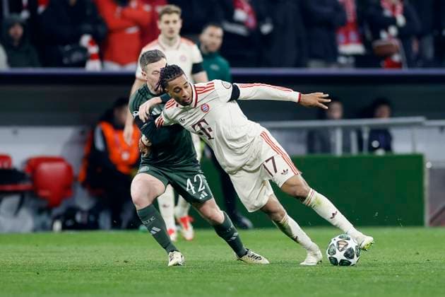 Im Bild: Zweikampf zwischen Callum McGregor (Celtic Glasgow, 42) (l) und Michael Olise (FC Bayern Muenchen, 17), 18.02.2025, Fussball, UEFA Champions League, Playoffs, FC Bayern Muenchen - Celtic Glasgow, GER, Muenchen, Allianz Arena, DFL REGULATIONS PROHIBIT ANY USE OF PHOTOGRAPHS AS IMAGE SEQUENCES AND OR QUASI-VIDEO. Copyright: HMBxMedia xHeikoxBecker