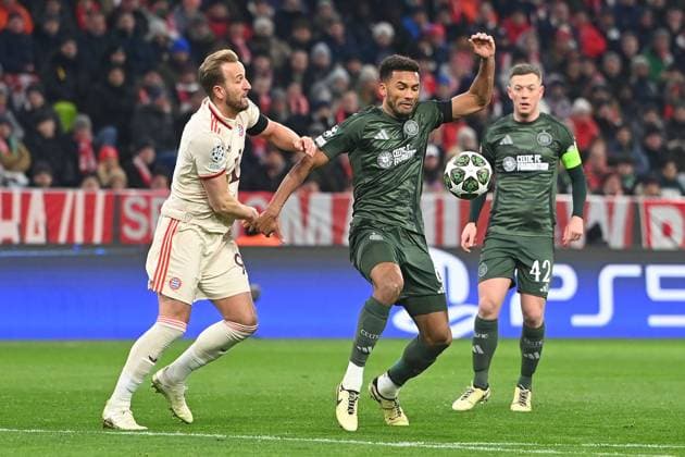 Harry KANE (Bayern Muenchen), Aktion,Zweikampf gegen Austin TRUSTY (Glasgow).re: Callum McGREGOR (Glasgow). Fussball Champions League K.O. Phase Play offs FC Bayern Muenchen - Celtic FC Glasgow 1-1 am 18.02.2025 , A L L I A N Z A R E N A.