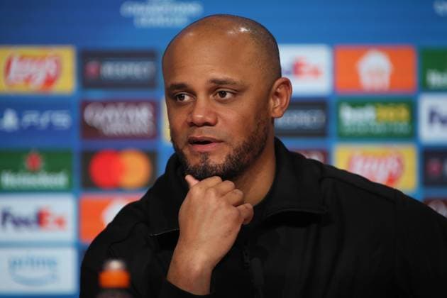 Fussball, Herren, Champions League, Saison 2024 2025, FC Bayern München - Celtic Glasgow, Allianz Arena, Play-off Rückspiel Vincent Kompany, Trainer (FC Bayern München) auf der Pressekonferenz nach dem Spiel, Kopf, Portrait, Hand am Kinn