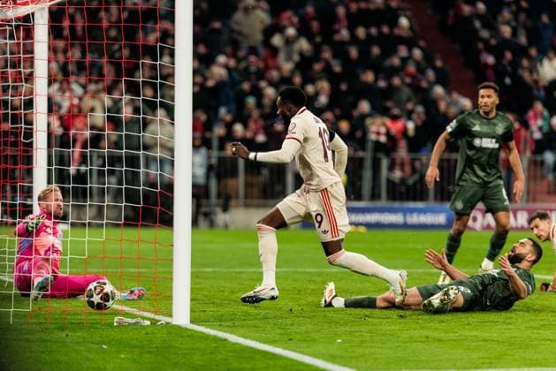 Sport Bilder des Tages UEFA Champions League: FC Bayern München - Celtic FC; 18.02.2025 Alphonso Davies (FC Bayern München, 19) schießt in der letzten Minute das 1:1 gegen Cameron Carter-Vickers (Celtic FC, 20) und Kasper Schmeichel (Celtic FC, 1) UEFA Champions League: FC Bayern München - Celtic FC, München, Allianz Arena am 17.02.2025 Copyright: xBEAUTIFULxSPORTS Wunderlx