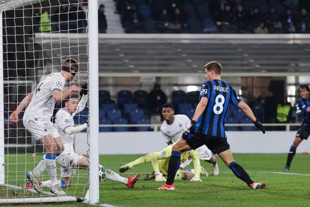 BERGAMO, ITALY - FEBRUARY 18: Brugge™s Brandon Mechele makes a goal line save during Champions League football match between Atalanta and Club Brugge at the Gewiss Stadium on February 18, 2025 in Bergamo, Italy. (Photo by Stefano Nicoli Speed Media Icon Sportswire) SOCCER: FEB 18 Champions League 2024 25 - Atalanta v Club Brugge EDITORIAL USE ONLY Icon25021800373