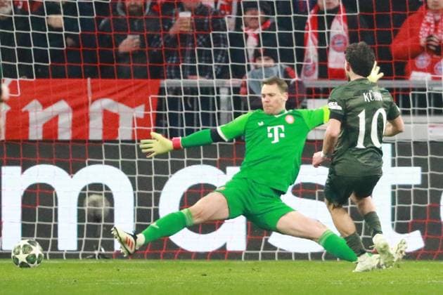 10 Nicolas Kühn (Celtic) erzielt das Tor zum 1-0 gegen 1 Manuel Neuer (FCB) Fussball FC Bayern München - Celtic Glasgow UEFA Champions League 18.02.2025 Allianz Arena FOTO: Mladen Lackovic LakoPress