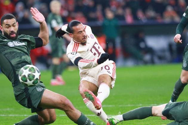 10 Leroy Sane (FCB) gegen 20 Cameron Carter-Vickers (Celtic) Aktion, Zweikampf, Schuss, Fussball FC Bayern München - Celtic Glasgow UEFA Champions League 18.02.2025 Allianz Arena FOTO: Mladen Lackovic LakoPress
