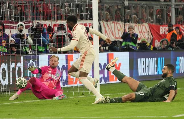18.02.2025, Champions League, FC Bayern Muenchen vs Celtic Glasgow, Allianz Arena Muenchen,Fussball, im Bild: Kasper Schmeichel (Celtic Glasgow) geschlagen, zum 1:1 von Alphons Davies (FC Bayern Muenchen), Cameron Carter-Vickers (Celtic Glasgow) kommt zu spaet