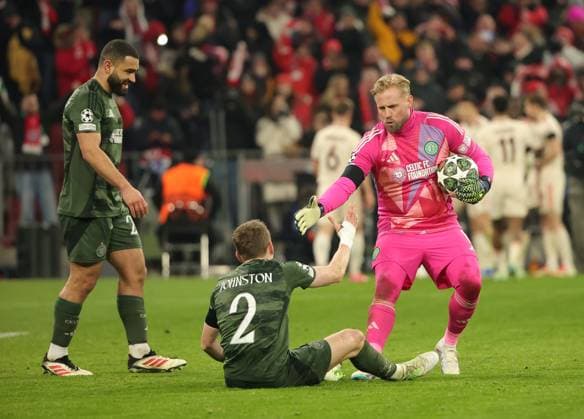 18.02.2025, Champions League, FC Bayern Muenchen vs Celtic Glasgow, Allianz Arena Muenchen,Fussball, im Bild: FCB jubelt und Alistair Johnston (Celtic Glasgow) am Boden, Kasper Schmeichel (Celtic Glasgow) kommt sofort zu aufmuntern