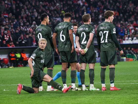 Blick zurück . . . Celtics 38 MAEDA. Fussball: Bayern - Celtic. Fußball Championsleague, FC Bayern München - Celtic Glasgow FC 1:1, Play Off Rückspiel, Saison 2024-2025, am 18.02.2025 in Muenchen, A L L I A N Z A R E N A, Deutschland. Quelle Copyright Credit : Oryk HAIST