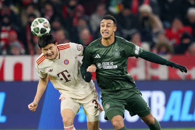 Bayerns 3 Min-Jae KIM im Zweikampf mit Celtics 9 IDAH. Fussball: Bayern - Celtic. Fußball Championsleague, FC Bayern München - Celtic Glasgow FC 1:1, Play Off Rückspiel, Saison 2024-2025, am 18.02.2025 in Muenchen, A L L I A N Z A R E N A, Deutschland. Quelle Copyright Credit : Oryk HAIST