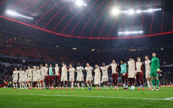 Bayern - Spieler nach Spielende vor der Suedkurve. Fussball: Bayern - Celtic. Fußball Championsleague, FC Bayern München - Celtic Glasgow FC 1:1, Play Off Rückspiel, Saison 2024-2025, am 18.02.2025 in Muenchen, A L L I A N Z A R E N A, Deutschland. Quelle Copyright Credit : Oryk HAIST