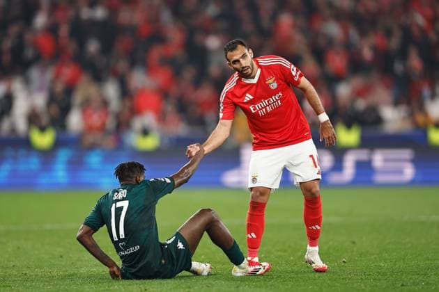 (L-R) Wilfried Singo (Monaco), Vangelis Pavlidis (Benfica), FEBRUARY 18, 2025 - Football Soccer : UEFA Champions League knockout phase play-offs 2nd leg match between SL Benfica 3-3 AS Monaco at the Estadio do SL Benfica in Lisbon, Portugal. Noxthirdxpartyxsales  (282203467)