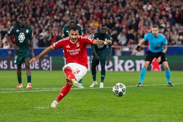 February 18, 2025, Lisbon, Portugal: Vangelis Pavlidis (C) of SL Benfica seen in action during the UEFA Champions League play off match between SL Benfica and AS Monaco at Estadio da Luz Stadium. Lisbon Portugal - ZUMAs197 20250218_aaa_s197_174 Copyright: xHugoxAmaralx