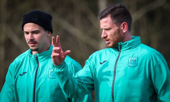 Anderlecht s Leander Dendoncker and Anderlecht s Jan Vertonghen pictured during a training session of Belgian soccer team RSC Anderlecht, on Wednesday 19 February 2025 in Brussels. Tomorrow, the team is playing against Turkish Fenerbahce, in the return leg of the Knockout phase play-offs of the UEFA Europa League competition. VIRGINIExLEFOUR  x112759654x