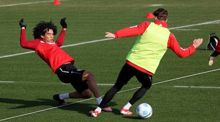 Sport Bilder des Tages BAU 19.02.2025 Stuttgart Fußball VfB Stuttgart Training, Anrie Chase (links)