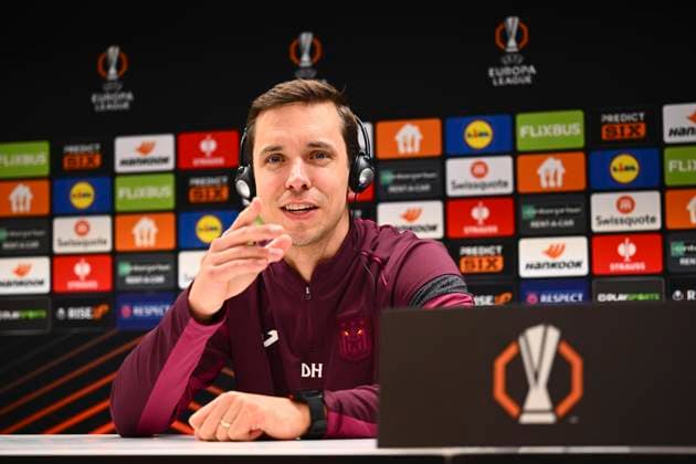 RSC Anderlecht v Fenerbahce - UEFA Europa League Media Activities 19 02 2025 ANDERLECHT, BELGIUM - FEBRUARY 19 : Hubert David head coach of RSC Anderlecht with headphone talking to the press during a press conference, PK, Pressekonferenz ahead of the UEFA Europa League 2024 25 knockout phase play-off match second leg between RSC Anderlecht and Fenerbahce on February 19, 2025 in Anderlecht, Belgium, 19 02 2025 Anderlecht Belgium  Copyright: xGvgx