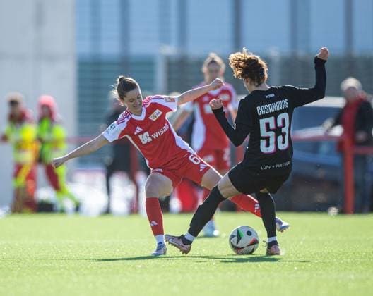 Fussball, Frauen, Saison 2024 2025, Testspiel, 1. FC Union Berlin - FC Viktoria 1889 Berlin, v. l. Celine Frank (1. FC Union), Laura Casanovas (Viktoria Berlin), 19.02.2025, Copyright: xSebastianxRäppold MatthiasxKochx