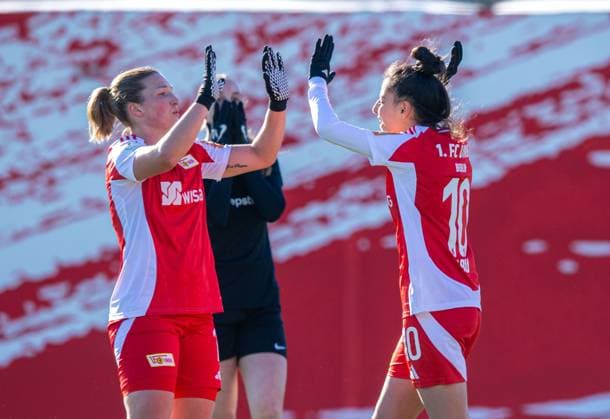 Fussball, Frauen, Saison 2024 2025, Testspiel, 1. FC Union Berlin - FC Viktoria 1889 Berlin, v. l. Dina Orschmann (1. FC Union), Sarah Abu Sabbah (1. FC Union), Jubel nach Tor zum 1:0, 19.02.2025, Copyright: xSebastianxRäppold MatthiasxKochx