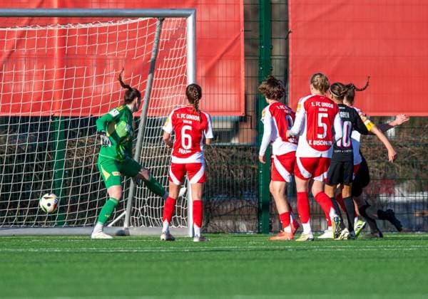 Fussball, Frauen, Saison 2024 2025, Testspiel, 1. FC Union Berlin - FC Viktoria 1889 Berlin, Anna Ursem (Viktoria Berlin) erzielt das Tor zum 1:2 gegen Torhüterin Melanie Wagner (1. FC Union), Celine Frank (1. FC Union), 19.02.2025, Copyright: xSebastianxRäppold MatthiasxKochx