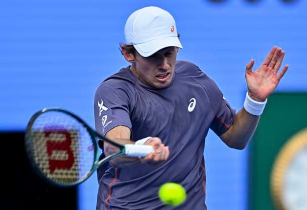 ATP, Tennis Herren QATAR EXXONMOBIL OPEN ROUND OF 16 Alex De Minaur of Australia competes in her round of 16 match against Botic Van De Zandschulp of Netherlands during the ATP Qatar ExxonMobil Open 2025 tennis tournament at the Khalifa International Tennis Complex in Doha, Qatar, on February 19, 2025. DOHA Qatar Copyright: xNOUSHADx