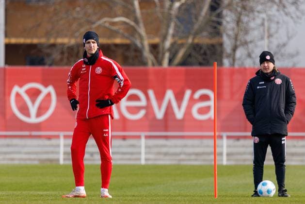 Öffentliches Training 1. FSV Mainz 05, 19.02.2025, Mainz Nelson Weiper (1. FSV Mainz 05 44); im Hintergrund Bo Henriksen (1. FSV Mainz 05, Cheftrainer); Beim Training, Öffentliches Training, 1. FSV Mainz 05, 19.02.2025 *** Public training 1 FSV Mainz 05, 19 02 2025, Mainz Nelson Weiper 1 FSV Mainz 05 44 in the background Bo Henriksen 1 FSV Mainz 05, head coach During training, Public training, 1 FSV Mainz 05, 19 02 2025 Copyright: xBEAUTIFULxSPORTS Hahnex