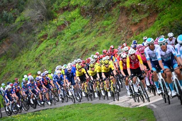 Sport Themen der Woche KW08 Sport Bilder des Tages 2025 Volta Algarve cycling race - Stage 1 LAGOS, PORTUGAL - FEBRUARY 19 : illustration picture peloton during stage 1 of the 51th edition of the Volta Algarve cycling race, with start in Portimao and finish in Lagos on February 19, 2025 in Lagos, Portugal, 19 02 2025 ( Motordriver Kenny Verfaillie - Lagos Portugal  Copyright: xTomasxSiskx
