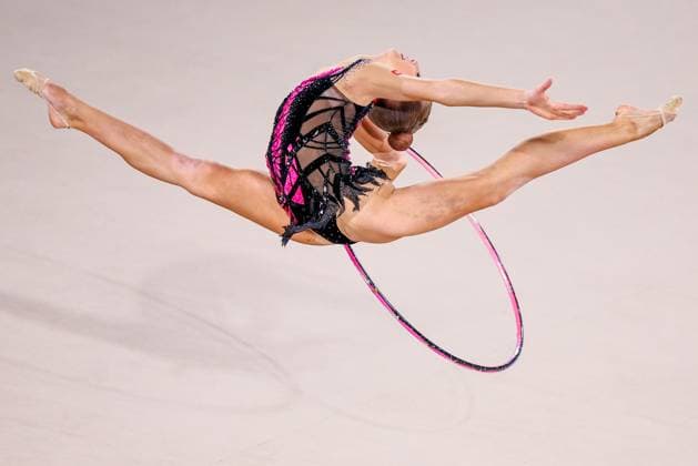 Sport Themen der Woche KW08 Sport Bilder des Tages RUSSIA, MOSCOW - FEBRUARY 19, 2025: Arina Yankovskaya performs her individual hoop routine in the team all-around event at the 2025 Russian Rhythmic gymnastics, Rhythmische Sportgymnastik, RSG Championships at Irina Viner-Usmanova Gymnastics Palace. Sofya Sandurskaya TASS  78462004