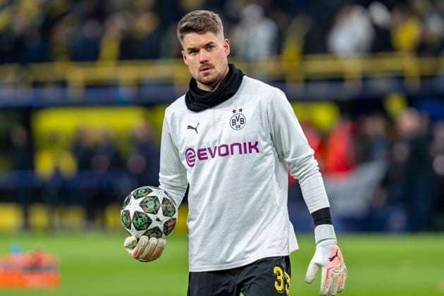 19.02.2025, Borussia Dortmund vs. Sporting Lissabon, UEFA Champions League, Playoff-Rückspiel Dortmunds Torwart Alexander Meyer wärmt sich auf. Wichtiger Hinweis: Gemaess den Vorgaben der UEFA ist es untersagt, in dem Stadion und oder vom Spiel angefertigte Fotoaufnahmen in Form von Sequenzbildern und oder videoaehnlichen Fotostrecken zu verwerten bzw. verwerten zu lassen. Copyright: xBahhoxKarax
