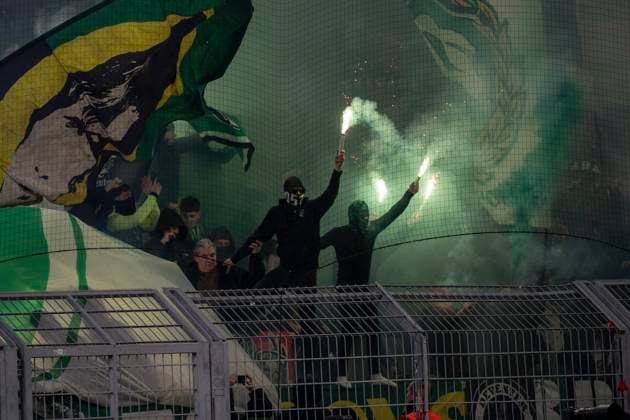 Pyrotechnik im Gästeblock Borussia Dortmund vs. Sporting CP Lissabon, Fussball, UEFA Champions League, Play Offs, Rückspiel, Saison 2024 2025, 19.02.2025 DFL regulations prohibit any use of photographs as image sequences and or quasi-video. Copyright: HMBxMedia xMarcoxBader