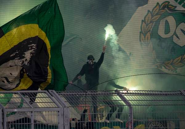 Sport Bilder des Tages Pyrotechnik im Gästeblock Borussia Dortmund vs. Sporting CP Lissabon, Fussball, UEFA Champions League, Play Offs, Rückspiel, Saison 2024 2025, 19.02.2025 DFL regulations prohibit any use of photographs as image sequences and or quasi-video. Copyright: HMBxMedia xMarcoxBader