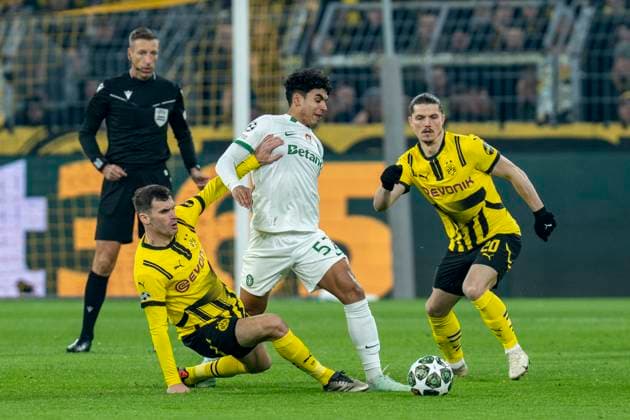 19.02.2025, Borussia Dortmund vs. Sporting Lissabon, UEFA Champions League, Playoff-Rückspiel Dortmunds Pascal Groß (l-r), Lissabons Joao Simoes und Dortmunds Marcel Sabitzer kämpfen um den Ball. Wichtiger Hinweis: Gemaess den Vorgaben der UEFA ist es untersagt, in dem Stadion und oder vom Spiel angefertigte Fotoaufnahmen in Form von Sequenzbildern und oder videoaehnlichen Fotostrecken zu verwerten bzw. verwerten zu lassen. Copyright: xBahhoxKarax