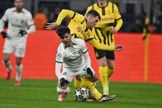 v. li. im Zweikampf Biel (Sporting 30) Pascal Groß ((Dortmund 13) 19.02.2025 Fussball, Champions League, Borussia Dortmund vs Sporting CP, Signal Iduna Park, Dortmund,