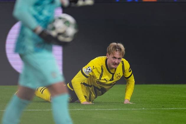 19.02.2025, UEFA Champions League, Play-Offs, Borussia Dortmund - Sporting Lissabon, Julian Brandt (Borussia Dortmund) liegt am Boden und schaut zu Torwart Rui Silva (Sporting Lissabon), Dortmund Signal Iduna Park NRW Deutschland xRHR-FOTO DEx Copyright: DennisxEwert RHR-FOTOx RHR-FOTO DE